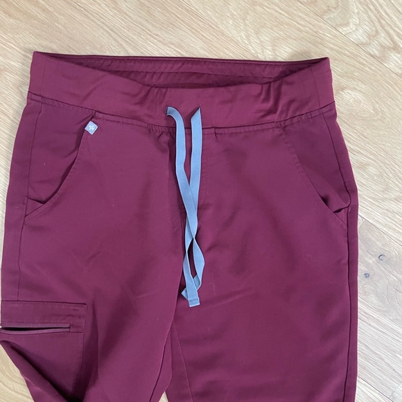 Figs Burgundy Scrub Set, Small Casma Top and Petite Small Zamora Joggers - Picture 5 of 6